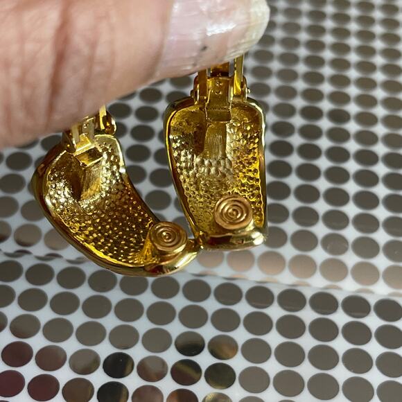 Vintage Gold Tone Beige Enamel Earrings Heavy Sturdy Clip On B#18 - Picture 8 of 10